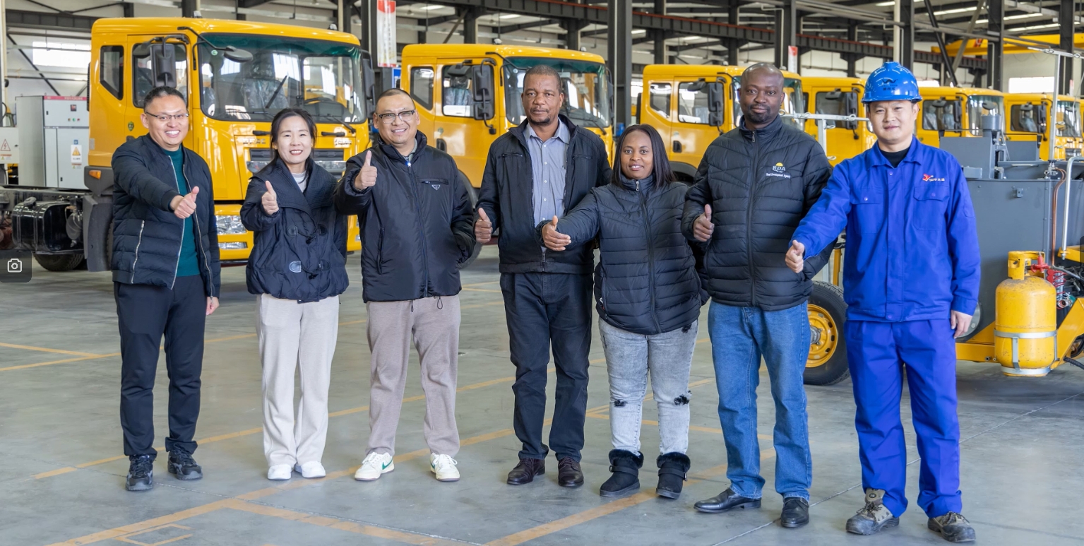 贊比亞客戶親臨考察 見證天途路業匠心品質