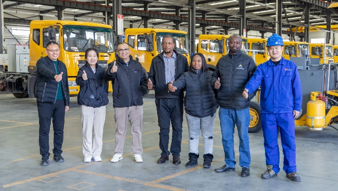 贊比亞客戶親臨考察 見證天途路業匠心品質 天途路業道路劃線裝備